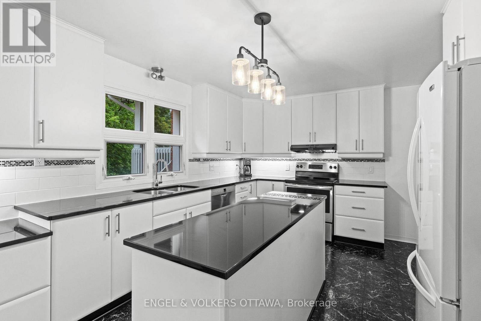 B - 20 Mohawk Crescent, Ottawa, ON - Indoor Photo Showing Kitchen With Double Sink With Upgraded Kitchen