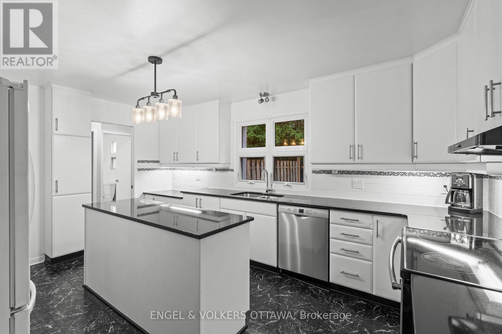 B - 20 Mohawk Crescent, Ottawa, ON - Indoor Photo Showing Kitchen With Upgraded Kitchen