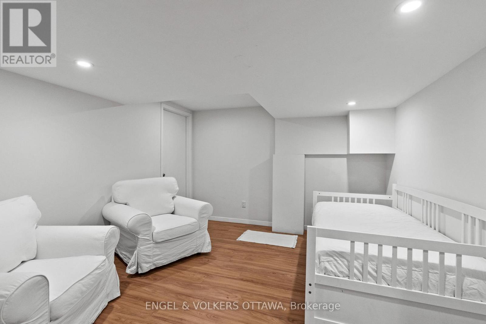 B - 20 Mohawk Crescent, Ottawa, ON - Indoor Photo Showing Other Room