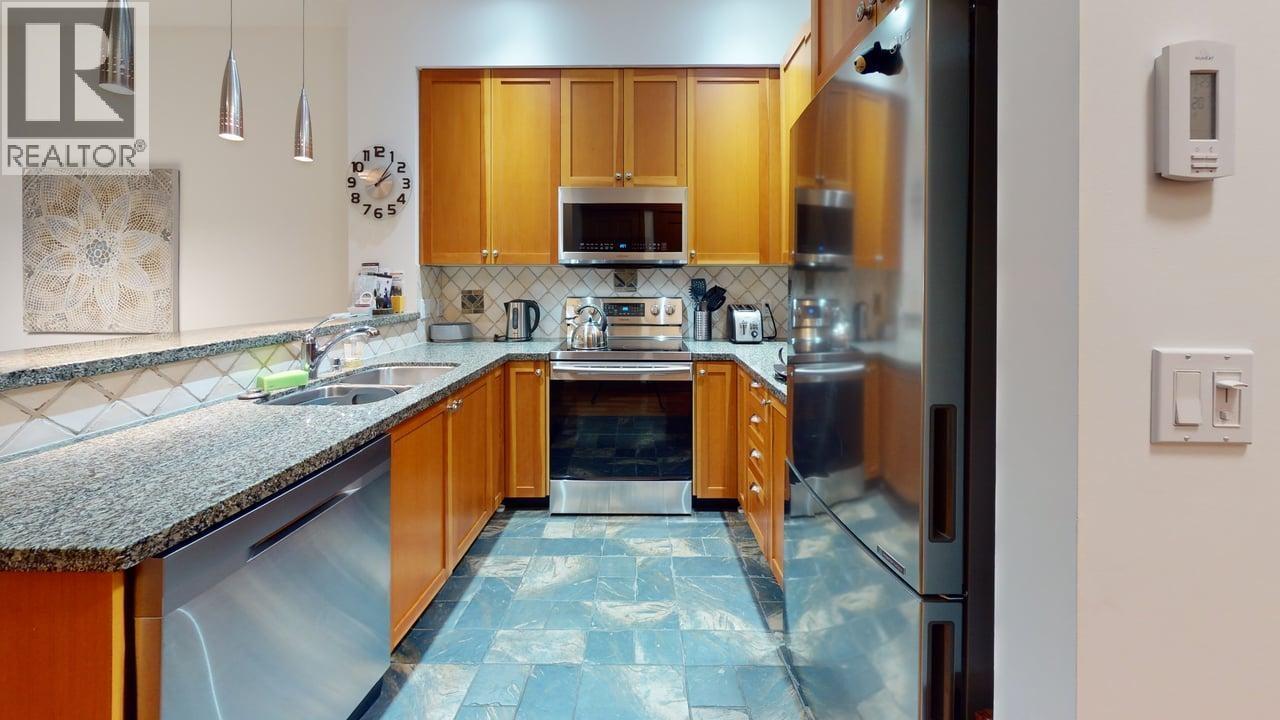 17 1530 Tynebridge Lane, Whistler, BC - Indoor Photo Showing Kitchen With Double Sink