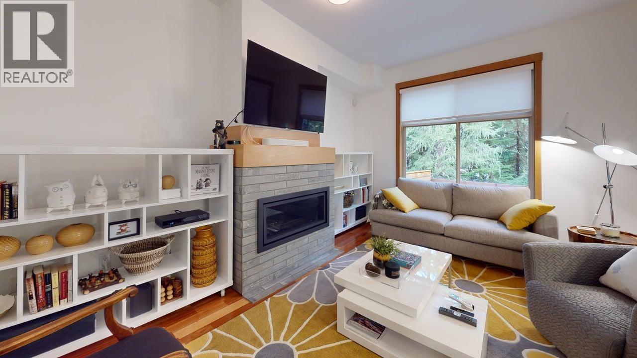 17 1530 Tynebridge Lane, Whistler, BC - Indoor Photo Showing Living Room With Fireplace