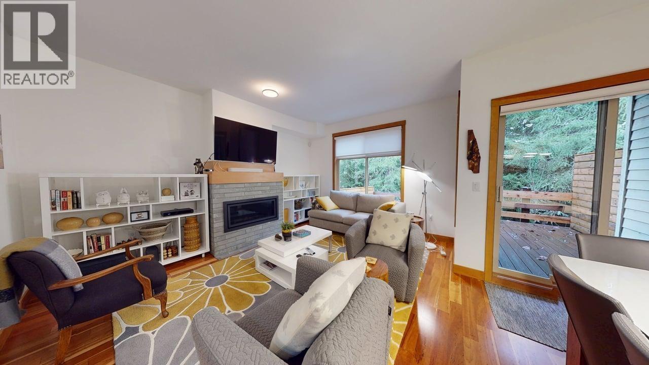 17 1530 Tynebridge Lane, Whistler, BC - Indoor Photo Showing Living Room With Fireplace