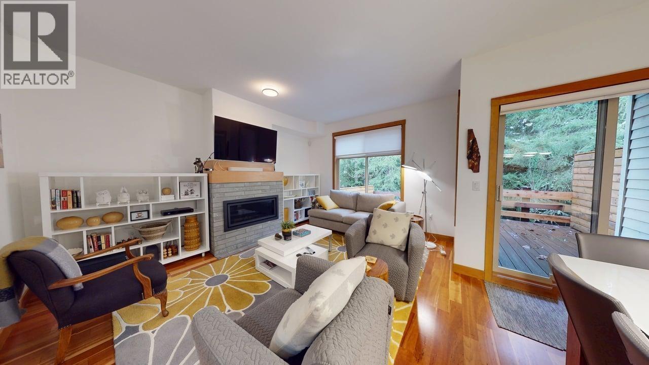 17 1530 Tynebridge Lane, Whistler, BC - Indoor Photo Showing Living Room With Fireplace