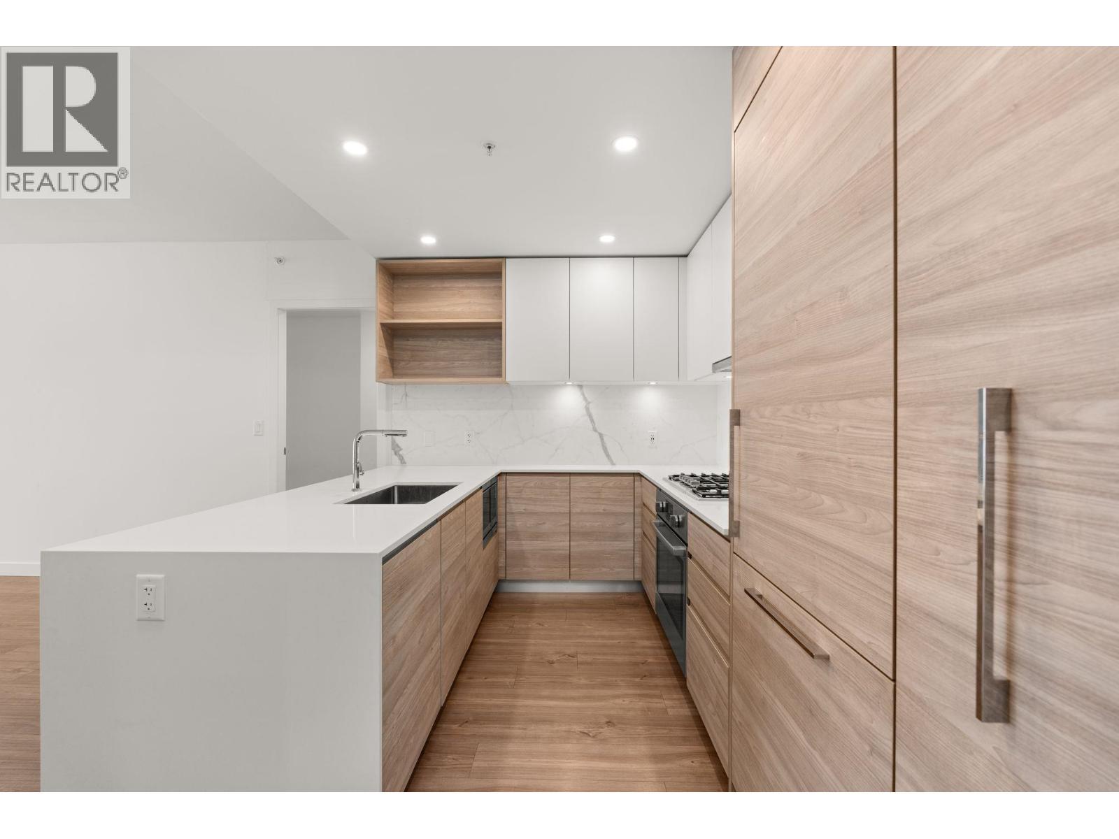 1904 585 Austin Avenue, Coquitlam, BC - Indoor Photo Showing Kitchen With Upgraded Kitchen