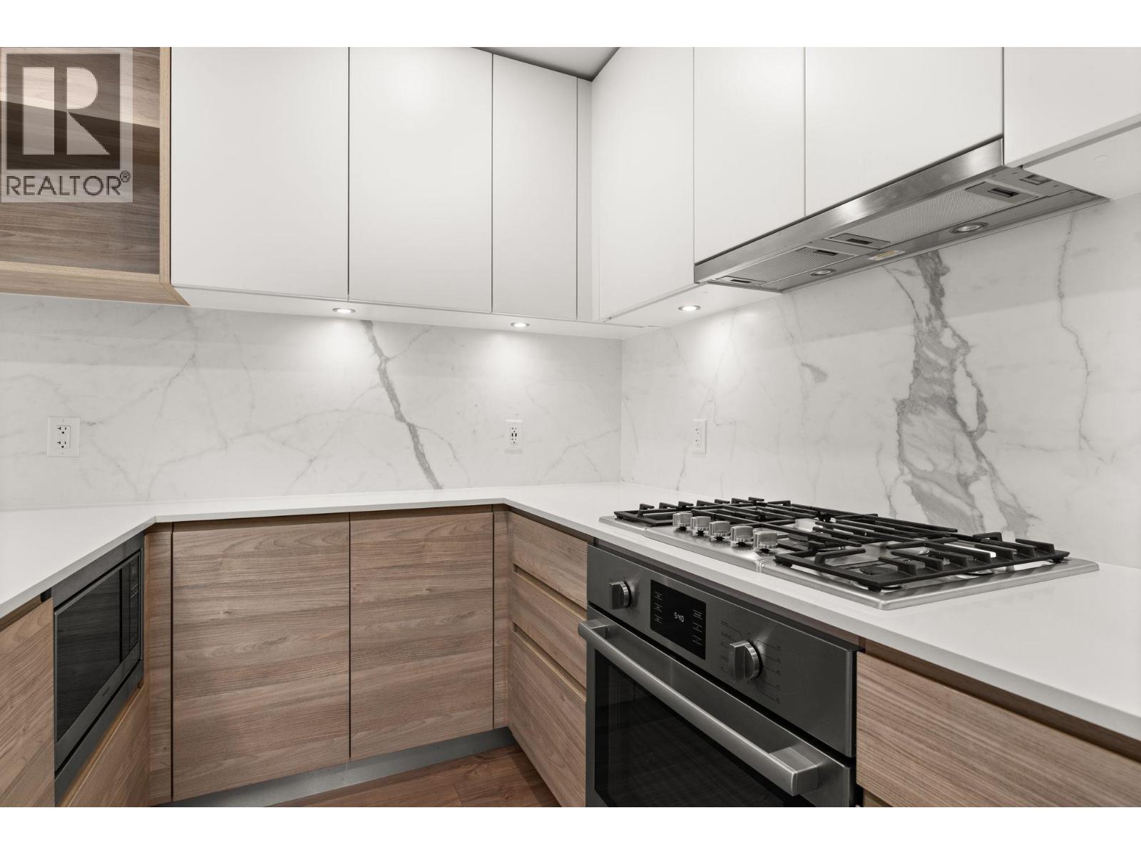 1904 585 Austin Avenue, Coquitlam, BC - Indoor Photo Showing Kitchen With Upgraded Kitchen