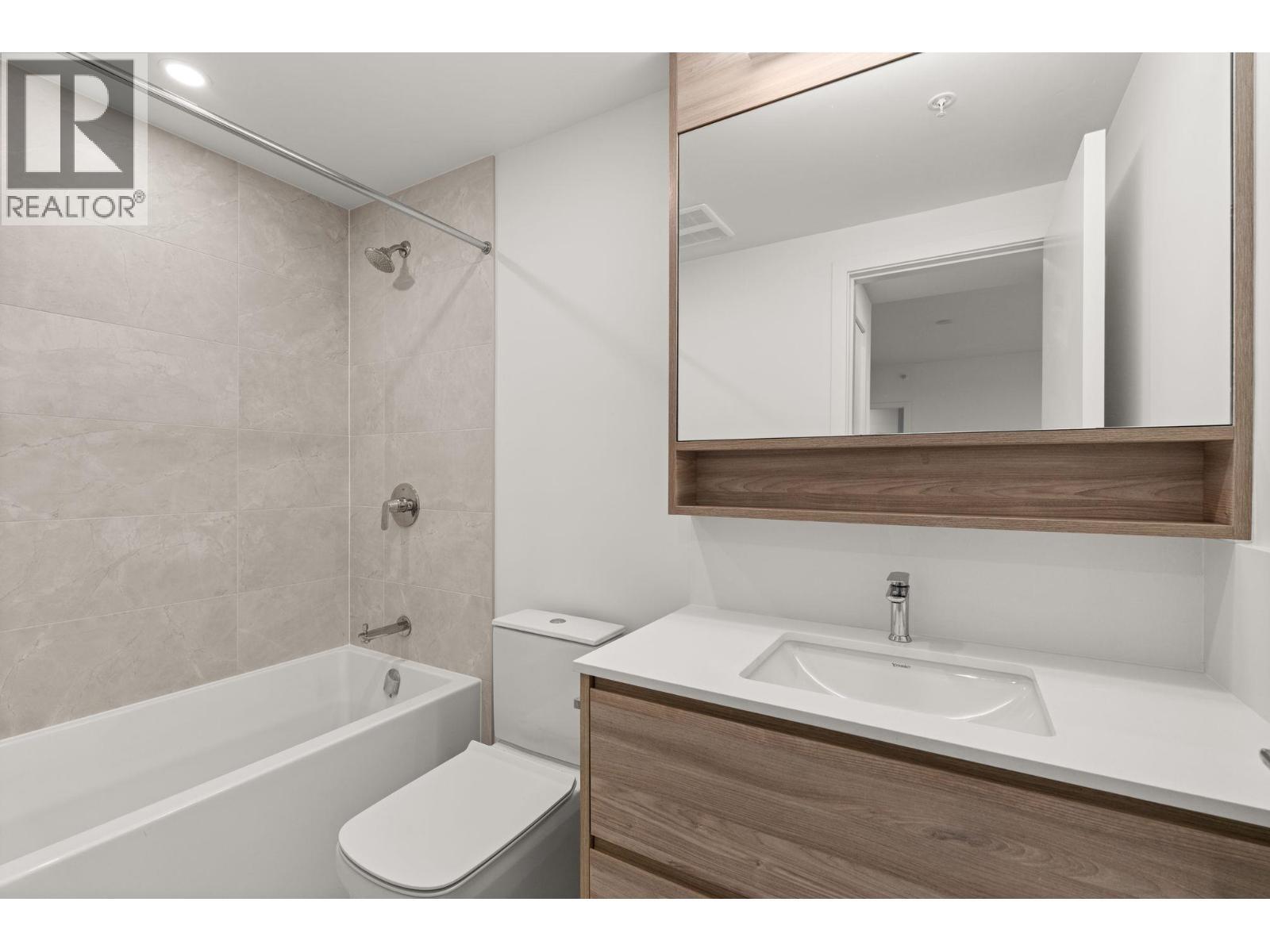 1904 585 Austin Avenue, Coquitlam, BC - Indoor Photo Showing Bathroom