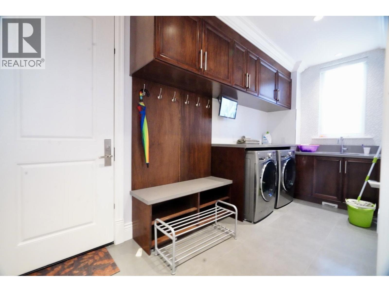 9591 Bates Road, Richmond, BC - Indoor Photo Showing Laundry Room