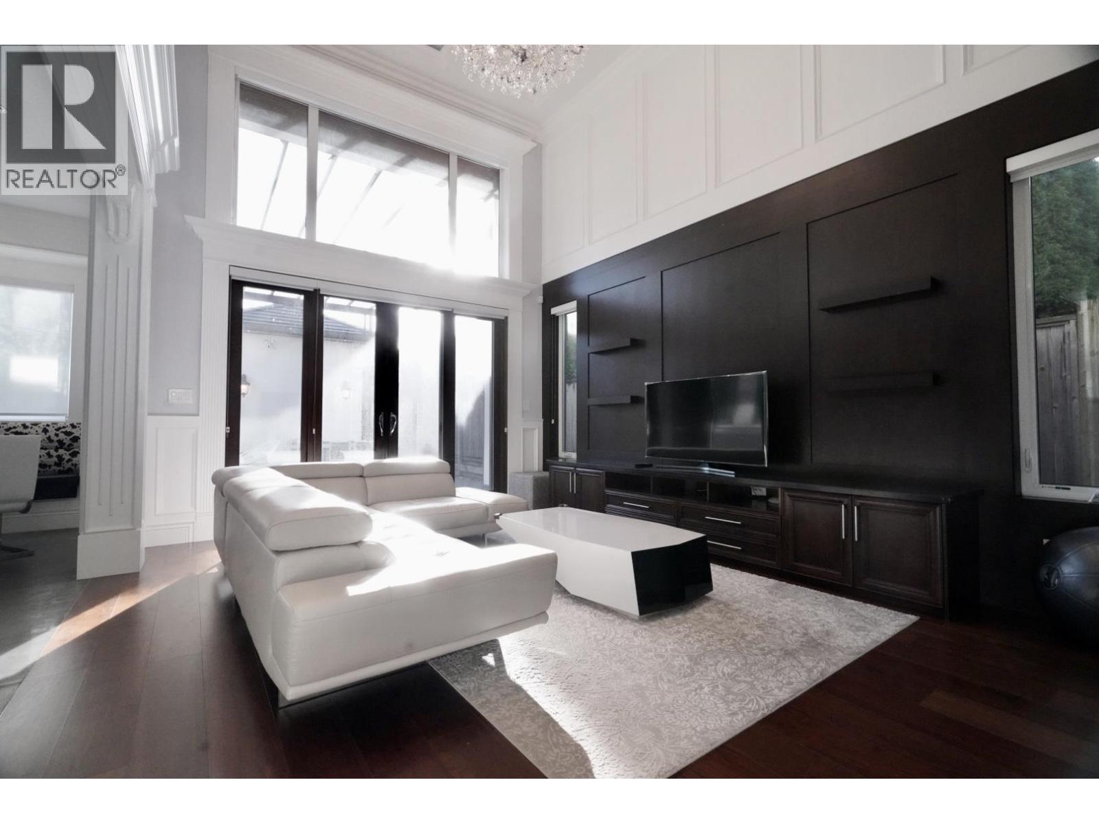 9591 Bates Road, Richmond, BC - Indoor Photo Showing Living Room