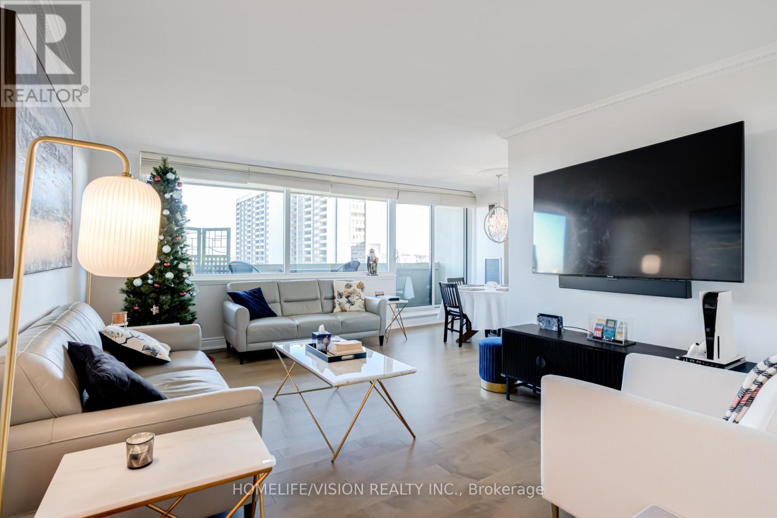 1105 - 75 Wynford Heights Crescent, Toronto, ON - Indoor Photo Showing Living Room