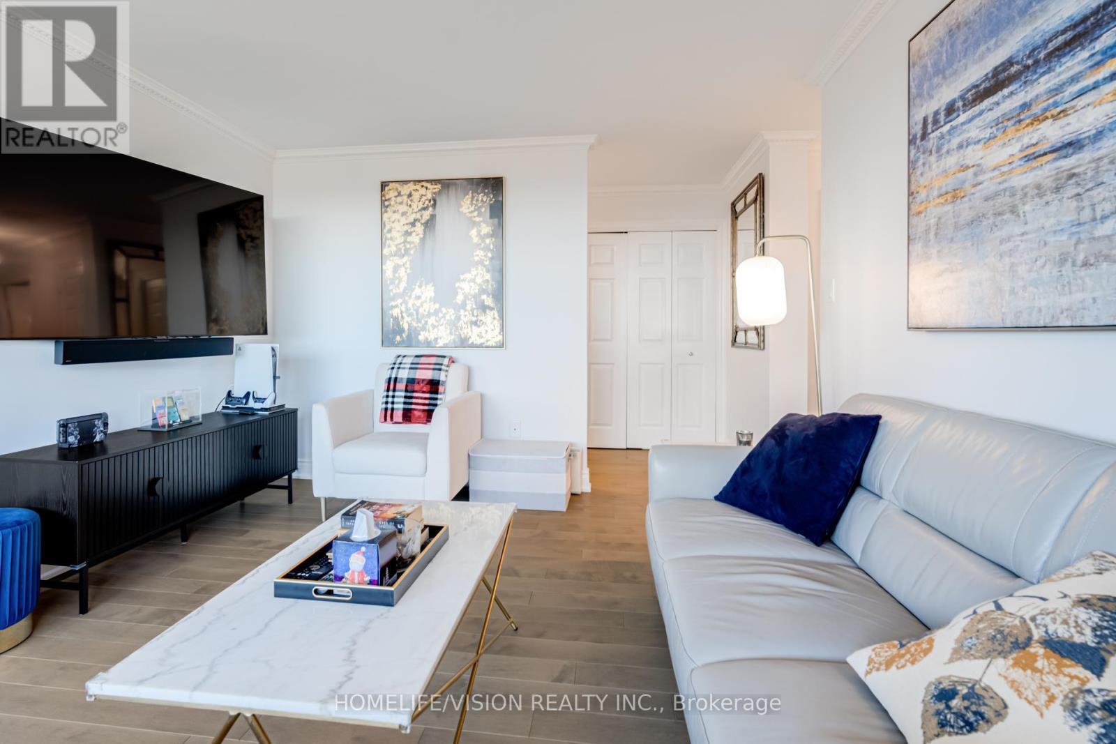 1105 - 75 Wynford Heights Crescent, Toronto, ON - Indoor Photo Showing Living Room