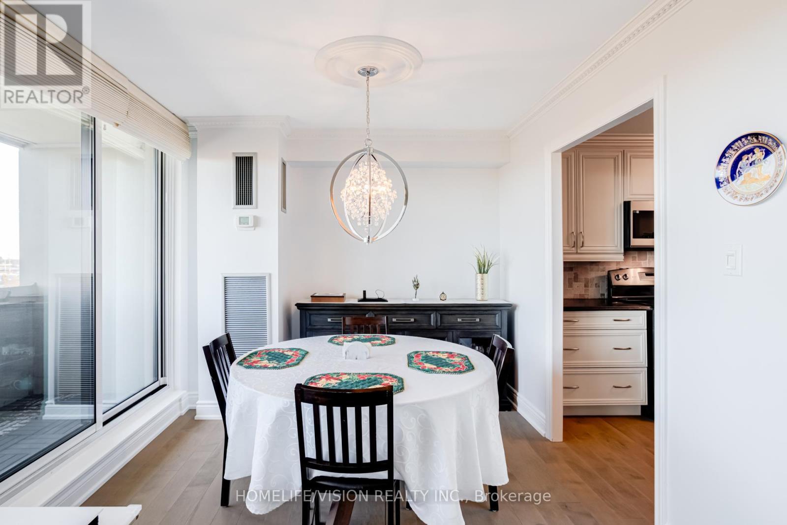 1105 - 75 Wynford Heights Crescent, Toronto, ON - Indoor Photo Showing Dining Room