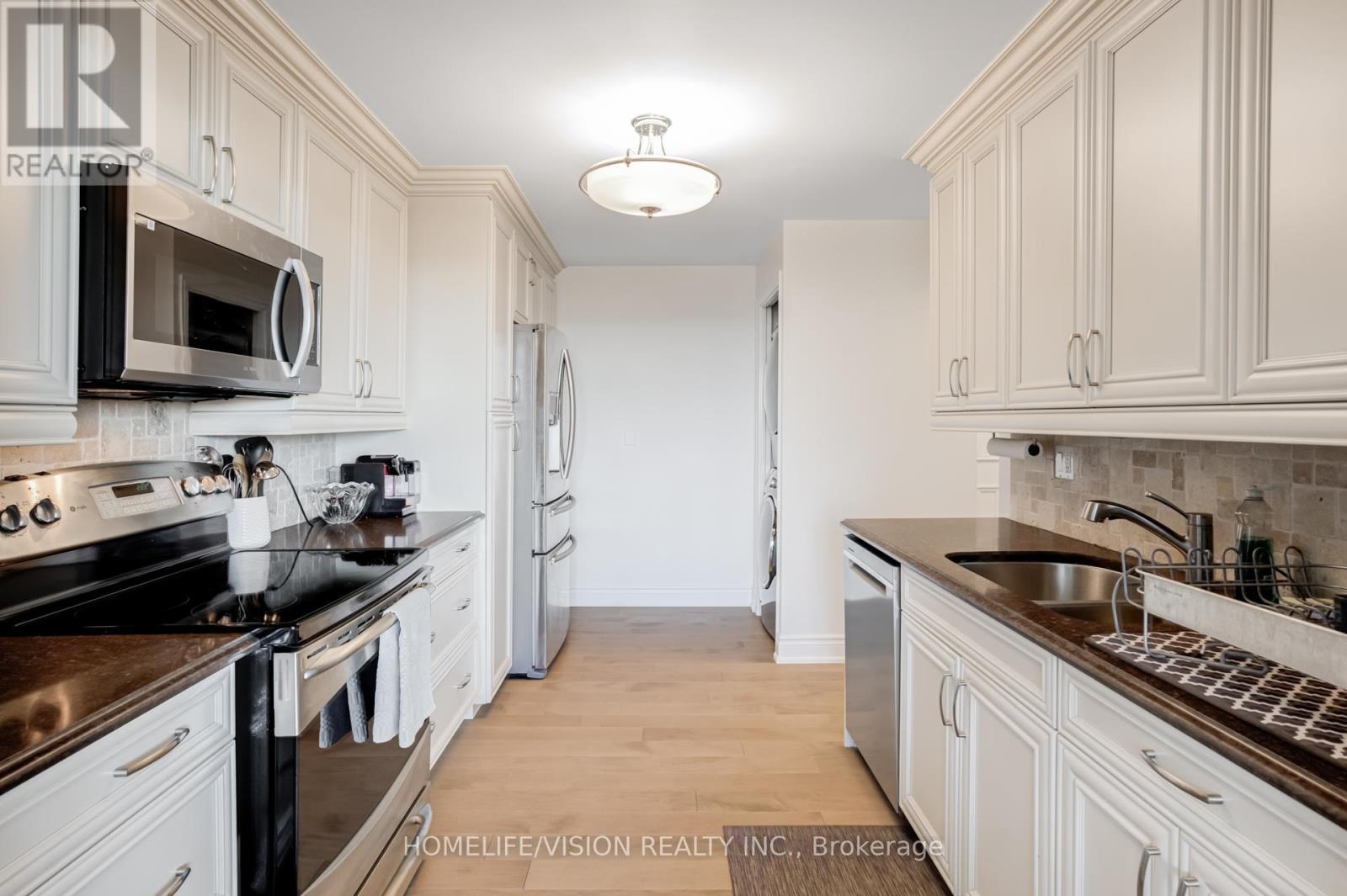 1105 - 75 Wynford Heights Crescent, Toronto, ON - Indoor Photo Showing Kitchen With Double Sink