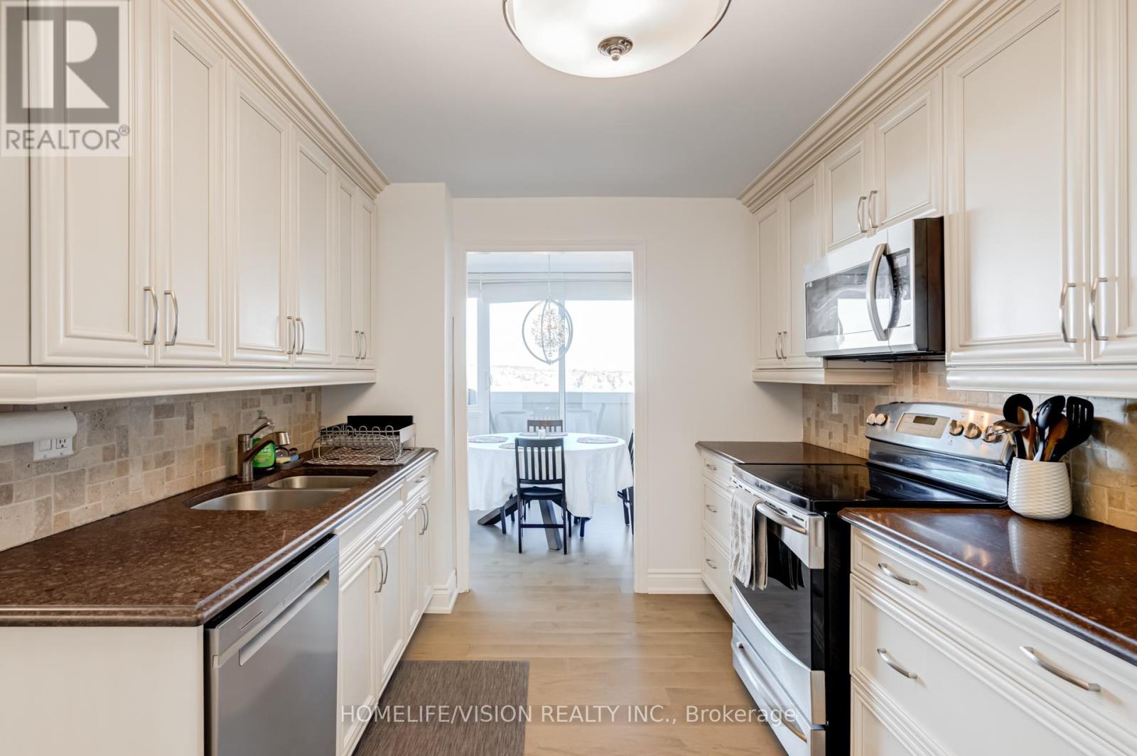 1105 - 75 Wynford Heights Crescent, Toronto, ON - Indoor Photo Showing Kitchen With Double Sink