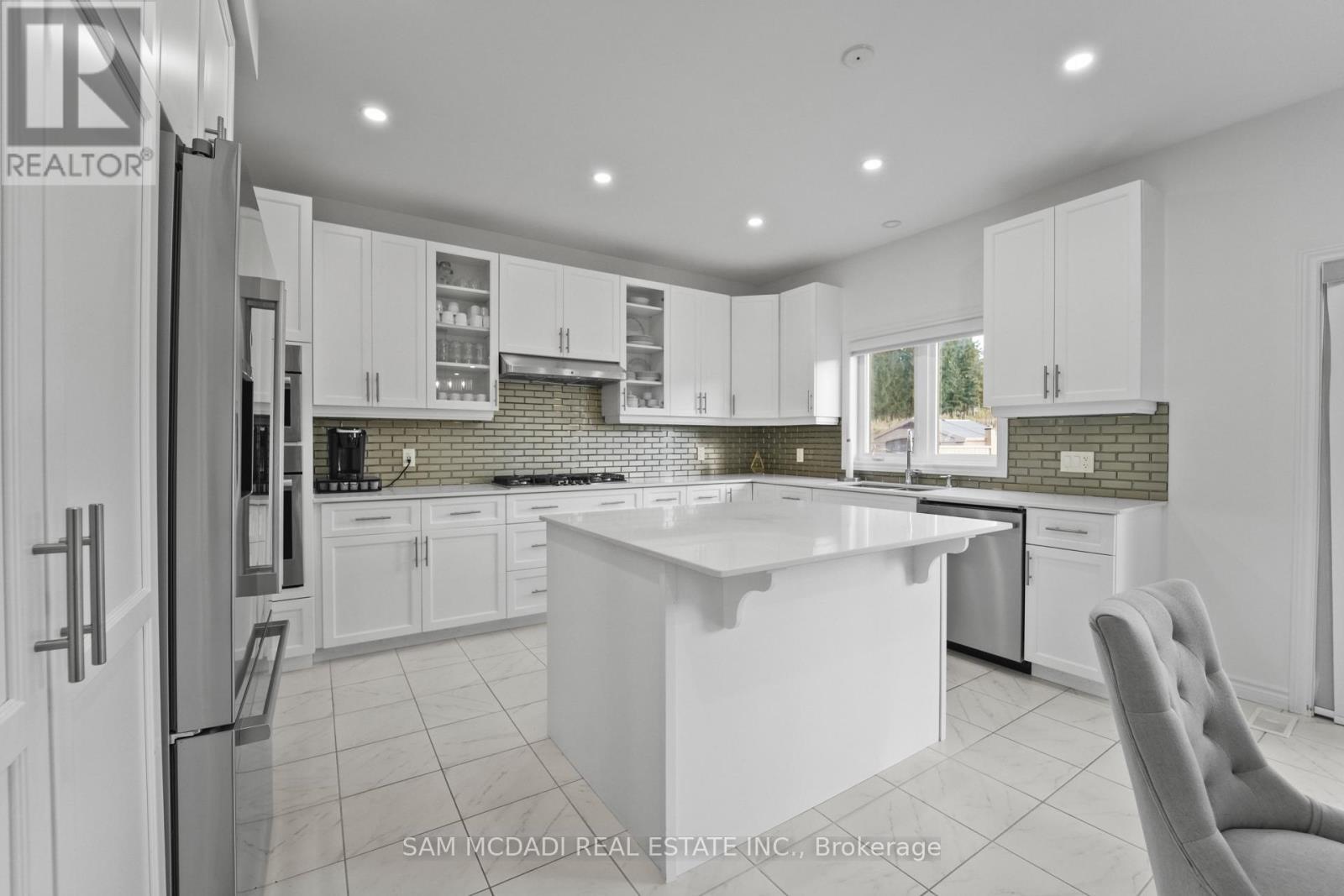 Upper - 4008 Highland Park Drive, Lincoln, ON - Indoor Photo Showing Kitchen With Upgraded Kitchen