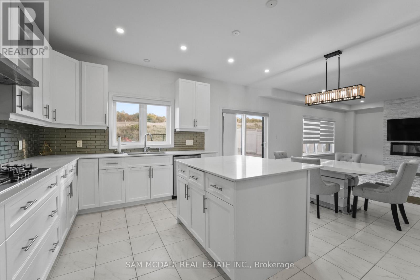 Upper - 4008 Highland Park Drive, Lincoln, ON - Indoor Photo Showing Kitchen With Upgraded Kitchen