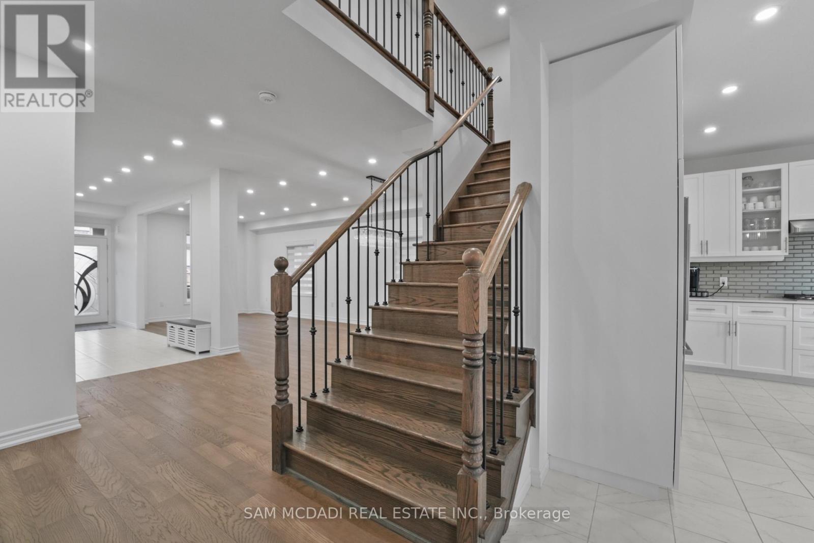 Upper - 4008 Highland Park Drive, Lincoln, ON - Indoor Photo Showing Other Room