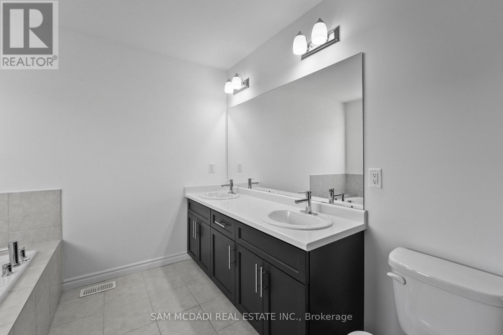 Upper - 4008 Highland Park Drive, Lincoln, ON - Indoor Photo Showing Bathroom