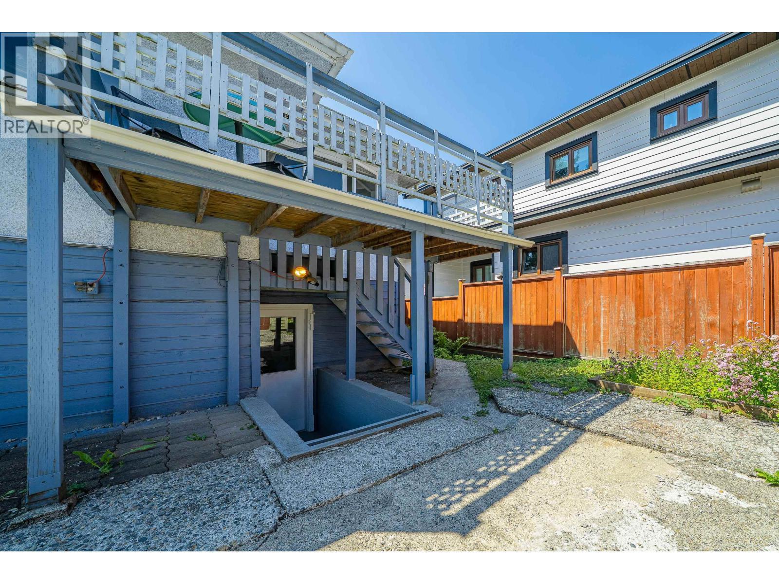 432 W 25Th Street, North Vancouver, BC - Outdoor