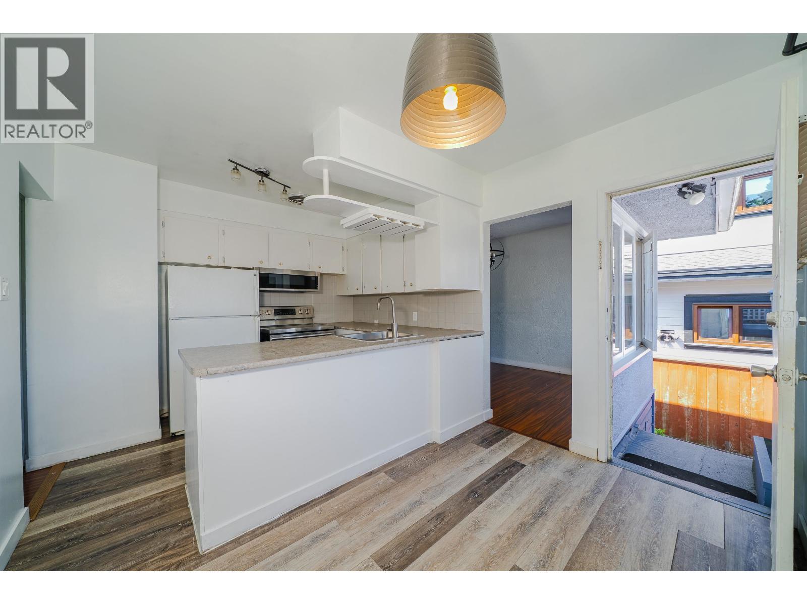 432 W 25Th Street, North Vancouver, BC - Indoor Photo Showing Kitchen