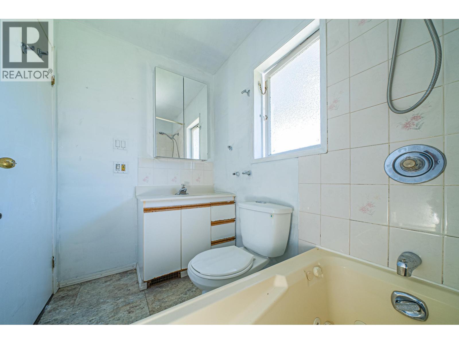 432 W 25Th Street, North Vancouver, BC - Indoor Photo Showing Bathroom