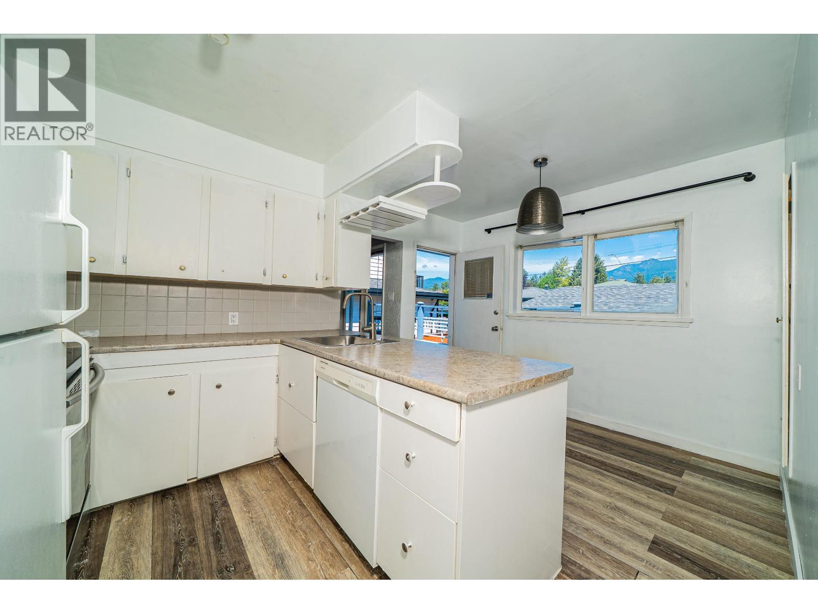 432 W 25Th Street, North Vancouver, BC - Indoor Photo Showing Kitchen With Double Sink