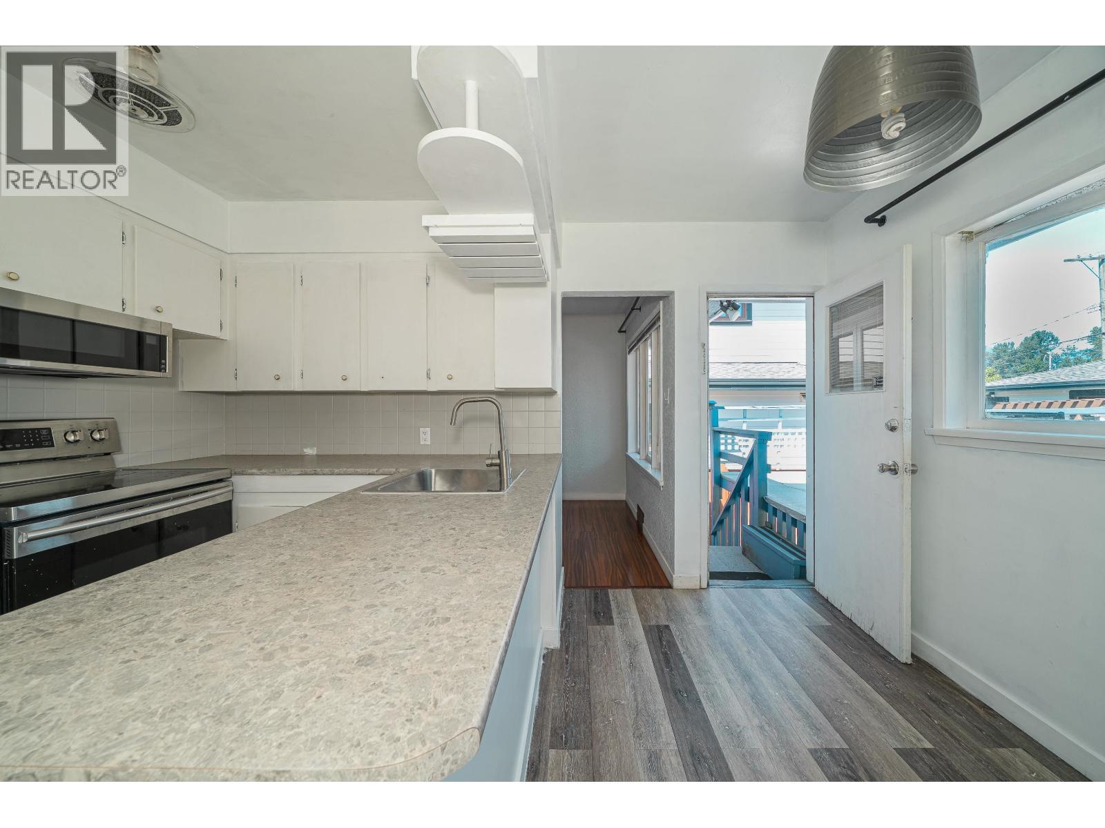 432 W 25Th Street, North Vancouver, BC - Indoor Photo Showing Kitchen