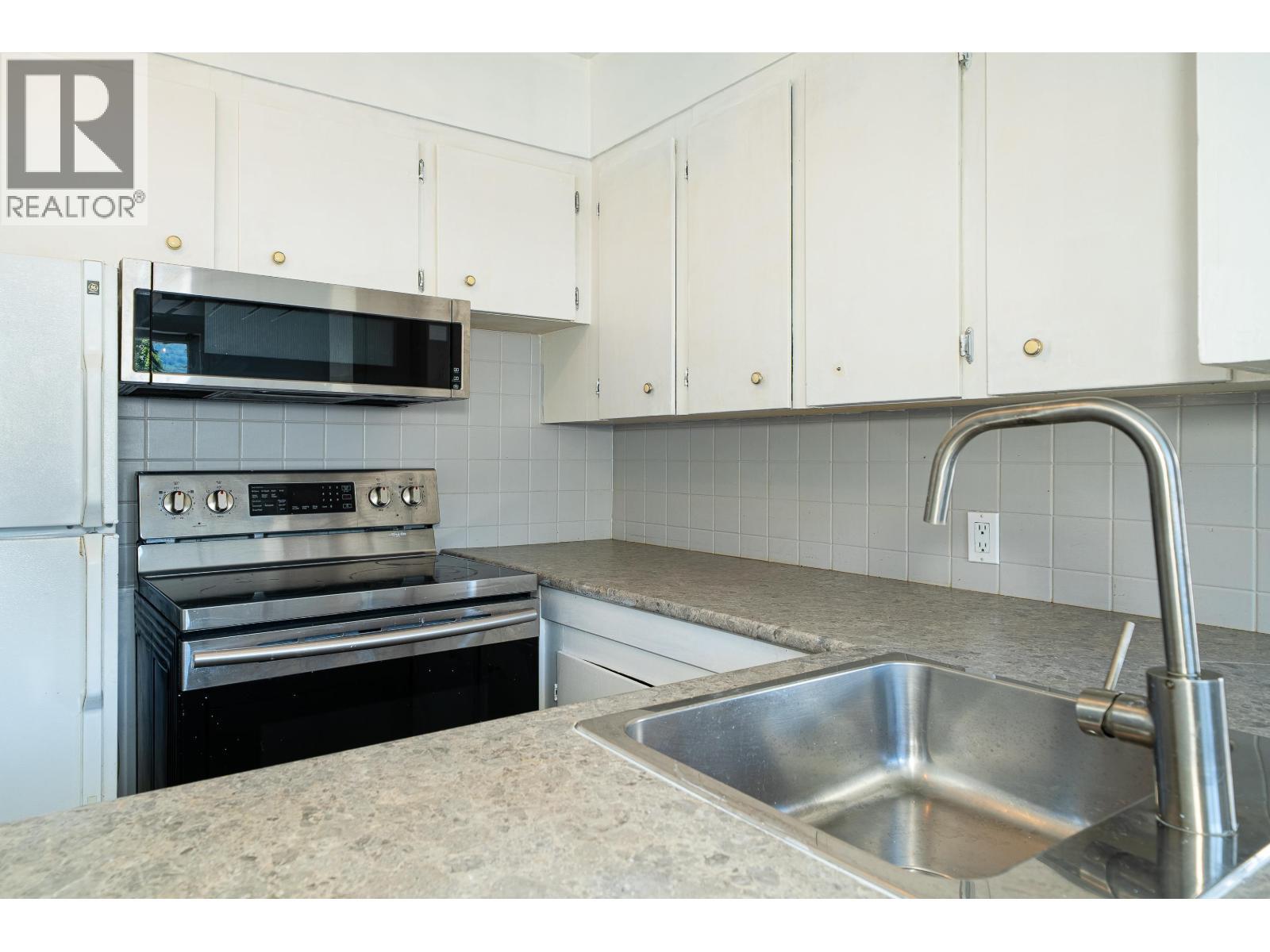432 W 25Th Street, North Vancouver, BC - Indoor Photo Showing Kitchen With Double Sink