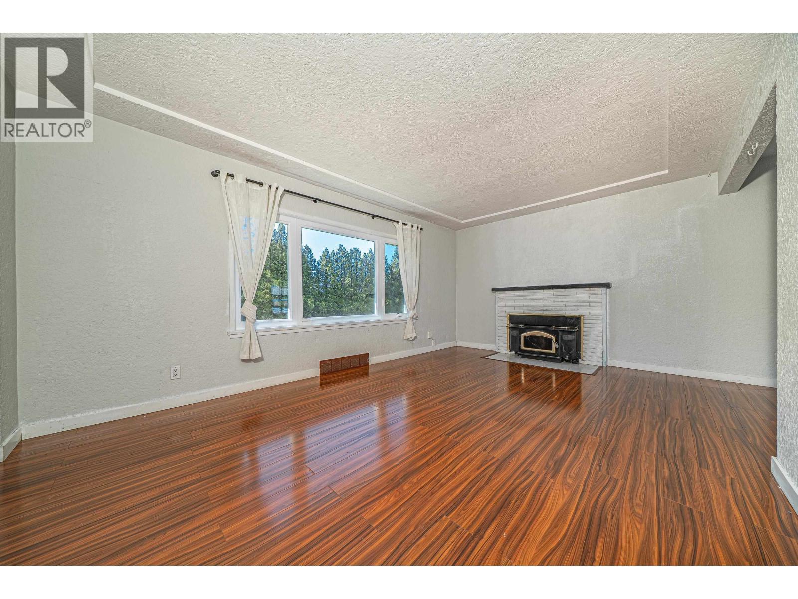 432 W 25Th Street, North Vancouver, BC - Indoor Photo Showing Living Room With Fireplace
