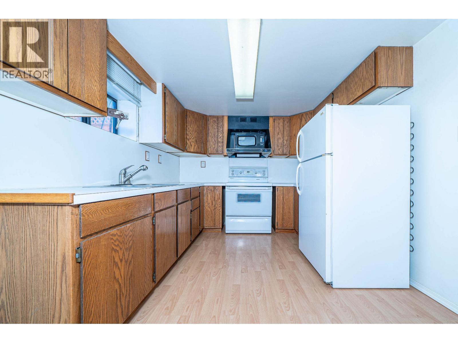 432 W 25Th Street, North Vancouver, BC - Indoor Photo Showing Kitchen