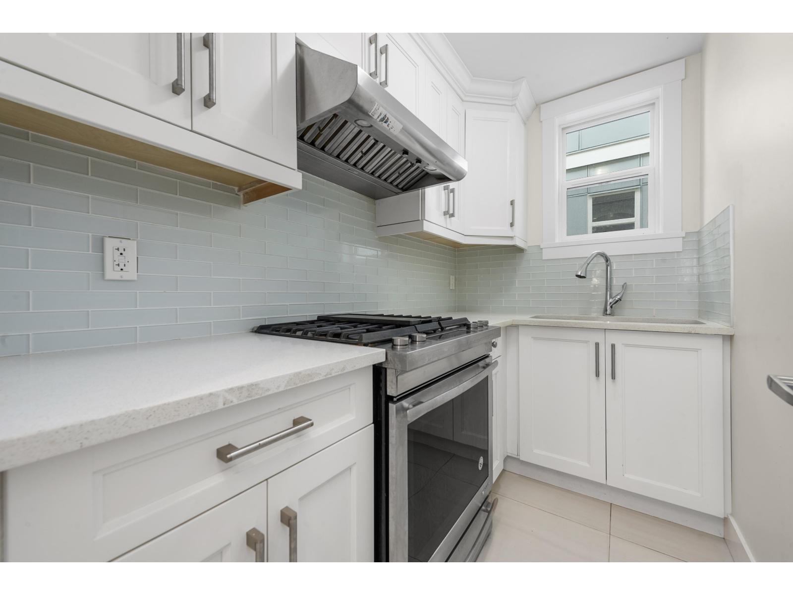 13766 North Bluff Road, White Rock, BC - Indoor Photo Showing Kitchen With Upgraded Kitchen