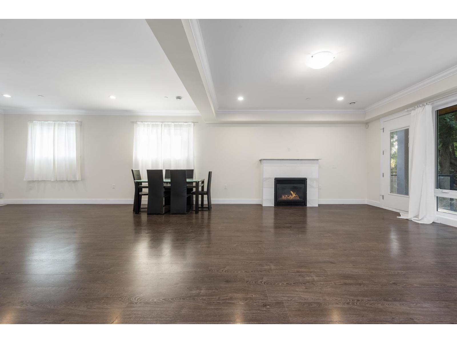 13766 North Bluff Road, White Rock, BC - Indoor Photo Showing Living Room With Fireplace