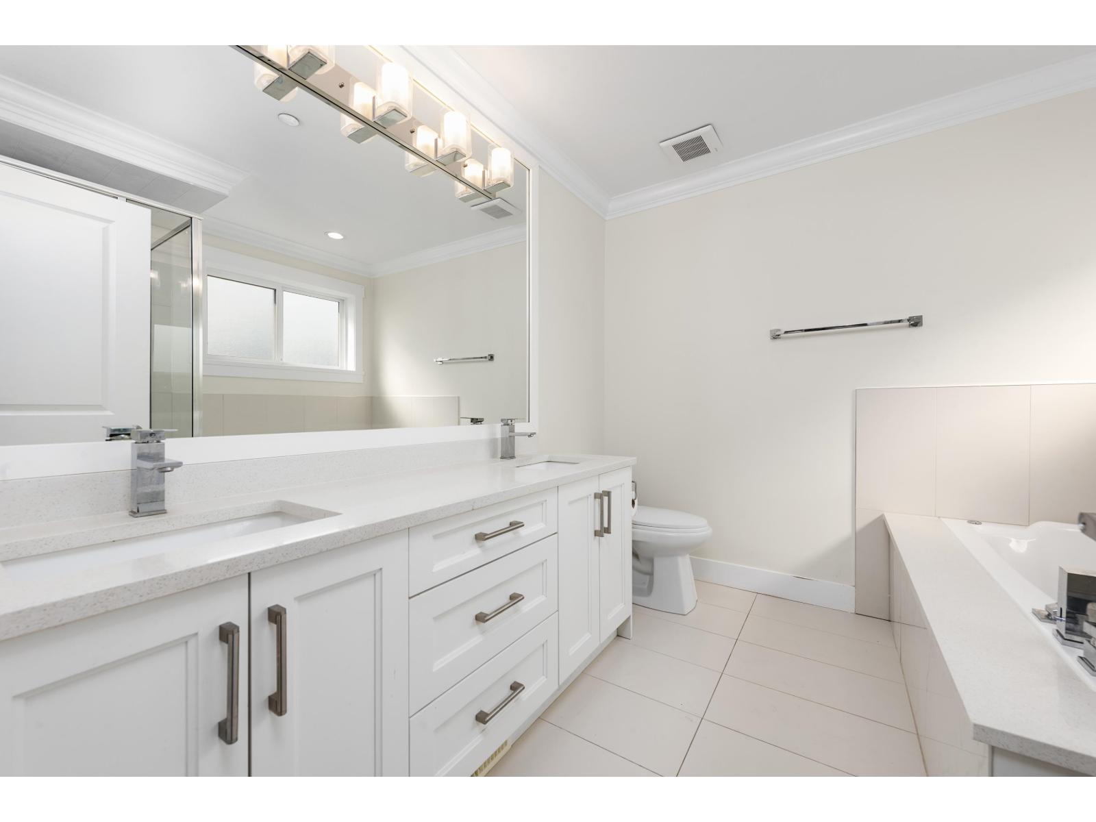 13766 North Bluff Road, White Rock, BC - Indoor Photo Showing Bathroom