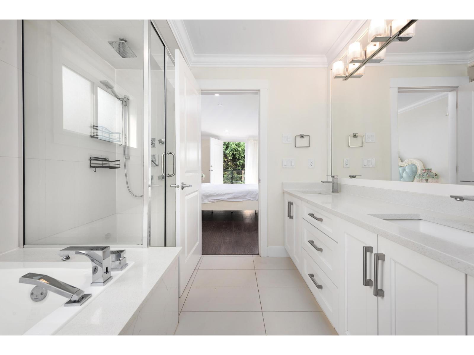 13766 North Bluff Road, White Rock, BC - Indoor Photo Showing Bathroom