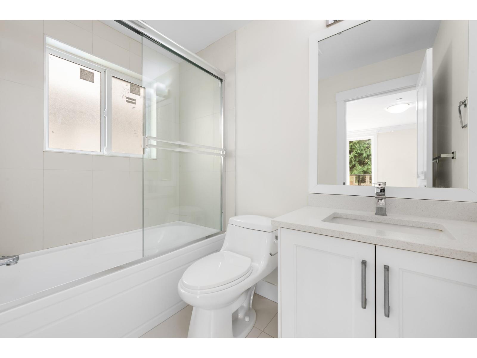 13766 North Bluff Road, White Rock, BC - Indoor Photo Showing Bathroom