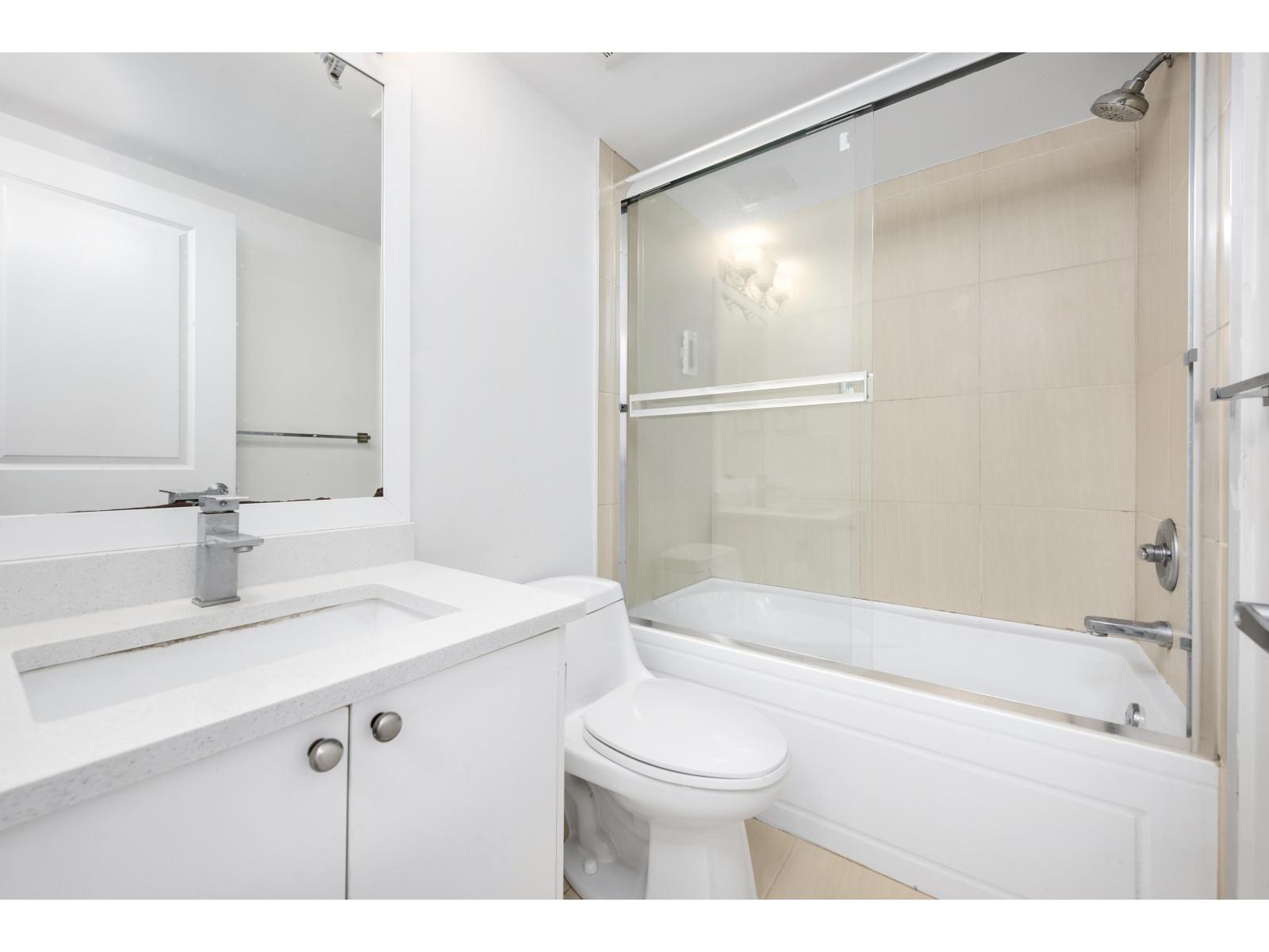 13766 North Bluff Road, White Rock, BC - Indoor Photo Showing Bathroom