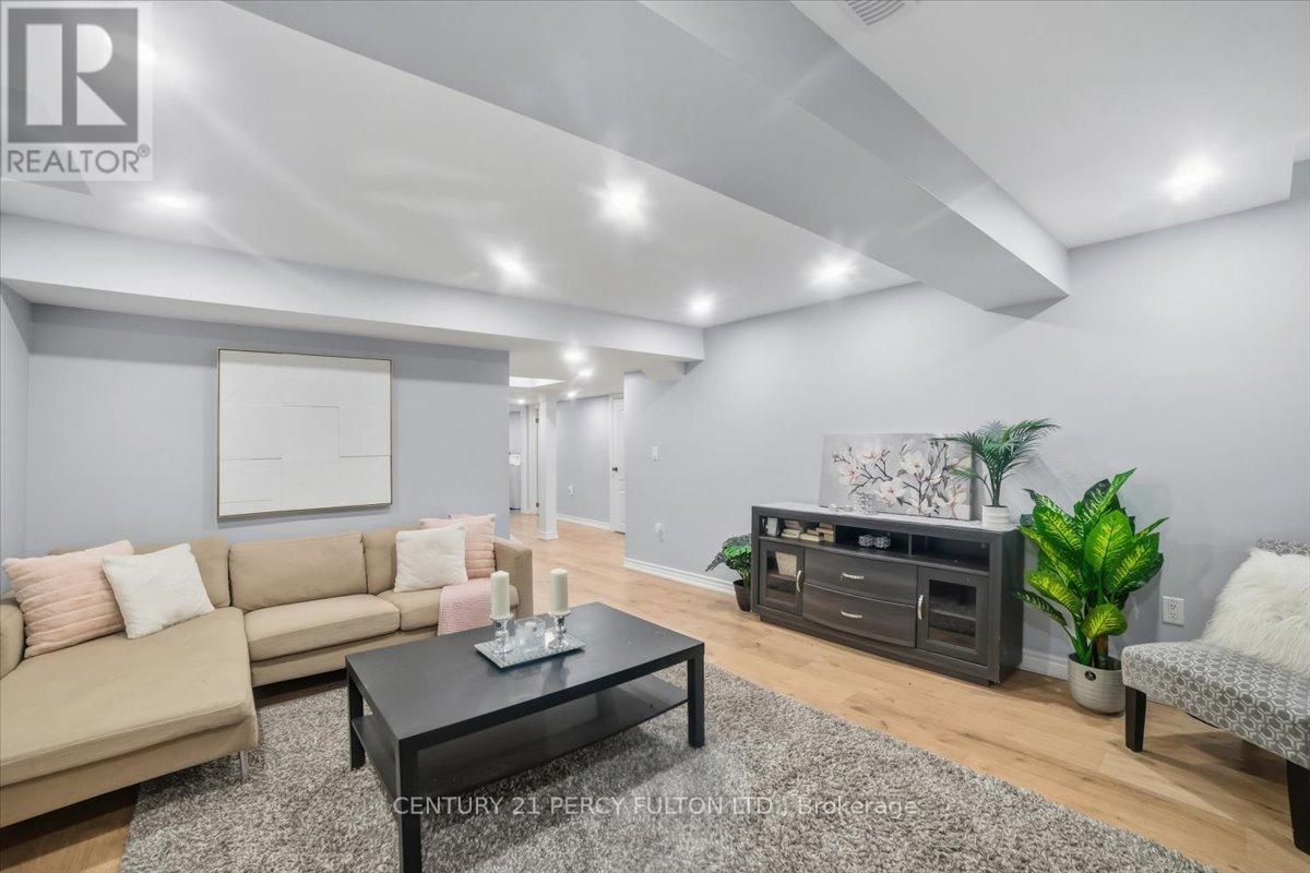 67 Kenilworth Crescent, Whitby, ON - Indoor Photo Showing Living Room