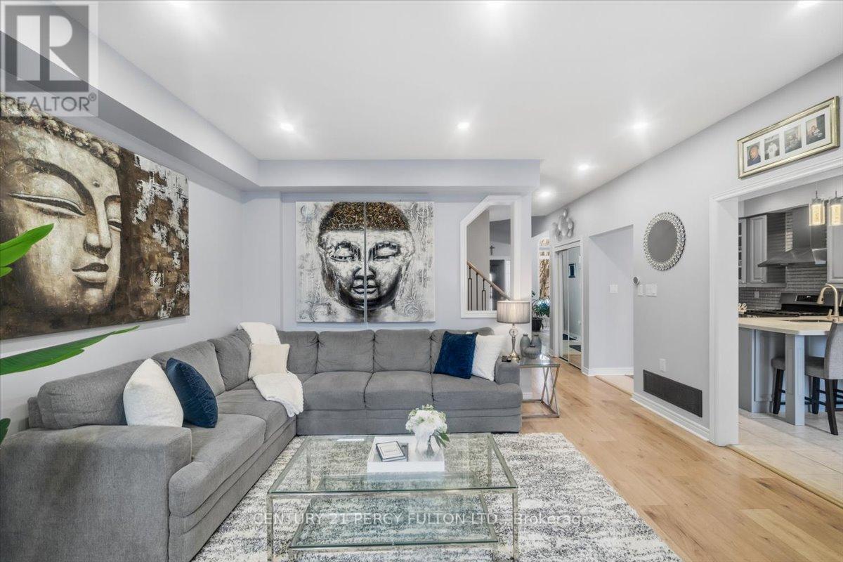 67 Kenilworth Crescent, Whitby, ON - Indoor Photo Showing Living Room