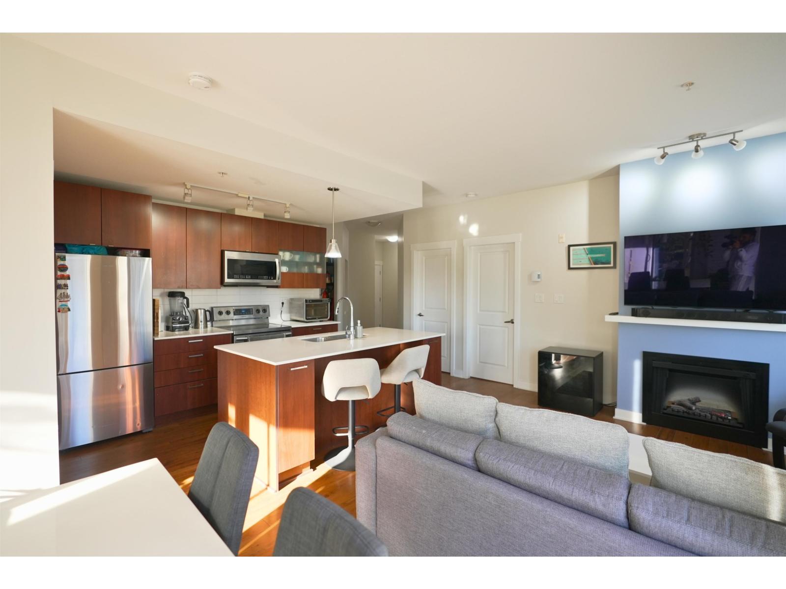 204 13339 102A Avenue, Surrey, BC - Indoor With Fireplace