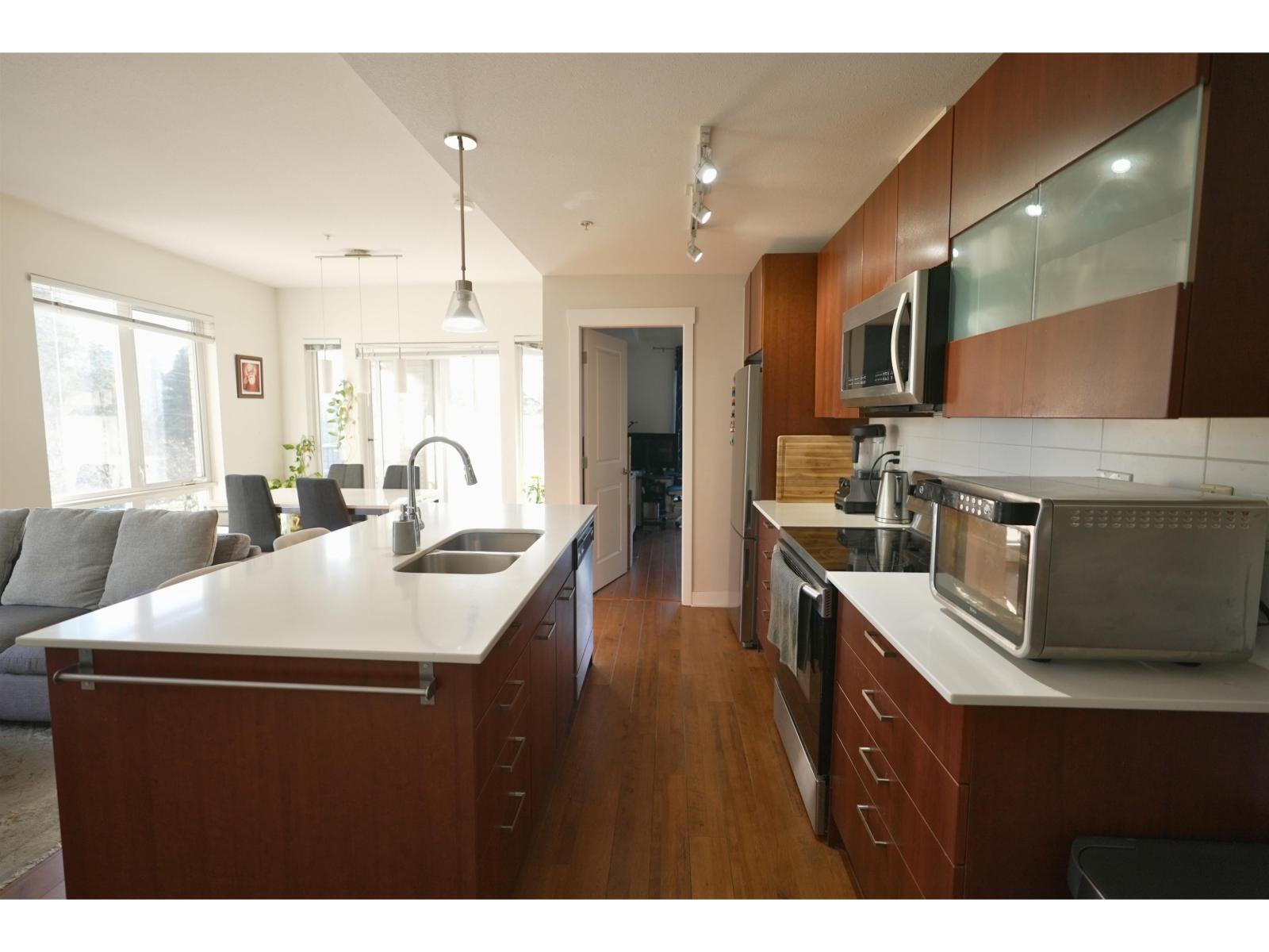 204 13339 102A Avenue, Surrey, BC - Indoor Photo Showing Kitchen With Double Sink With Upgraded Kitchen