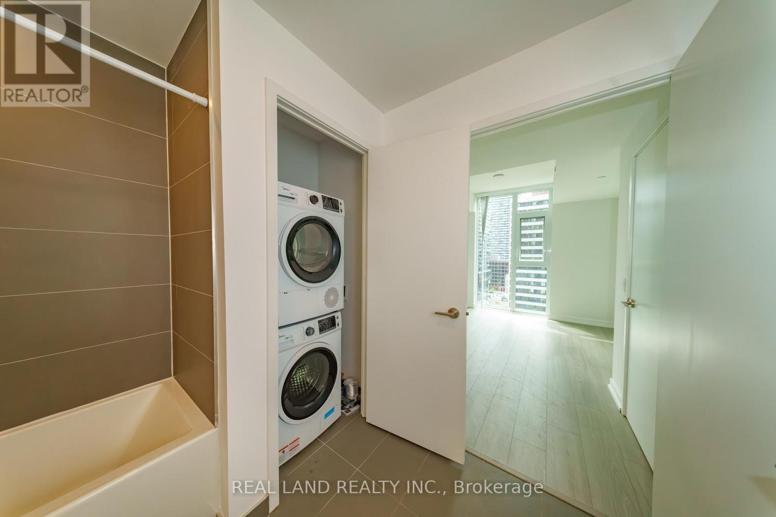 814 - 33 Helendale Avenue, Toronto, ON - Indoor Photo Showing Laundry Room