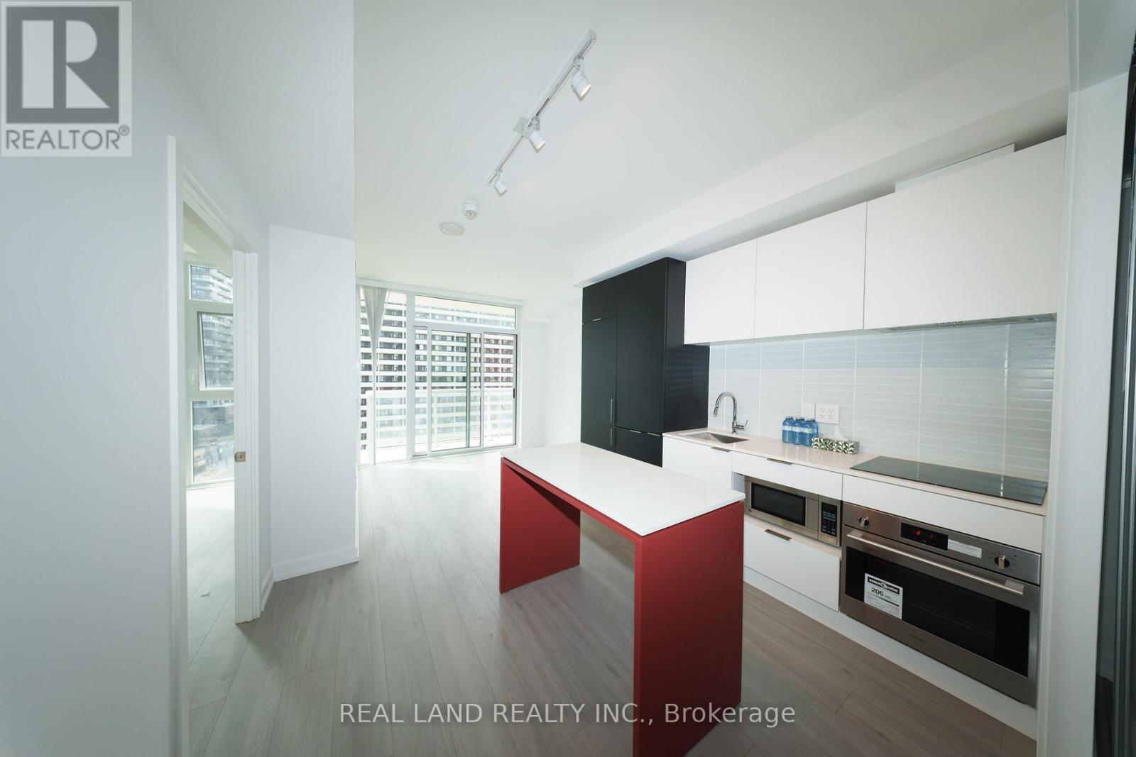 814 - 33 Helendale Avenue, Toronto, ON - Indoor Photo Showing Kitchen