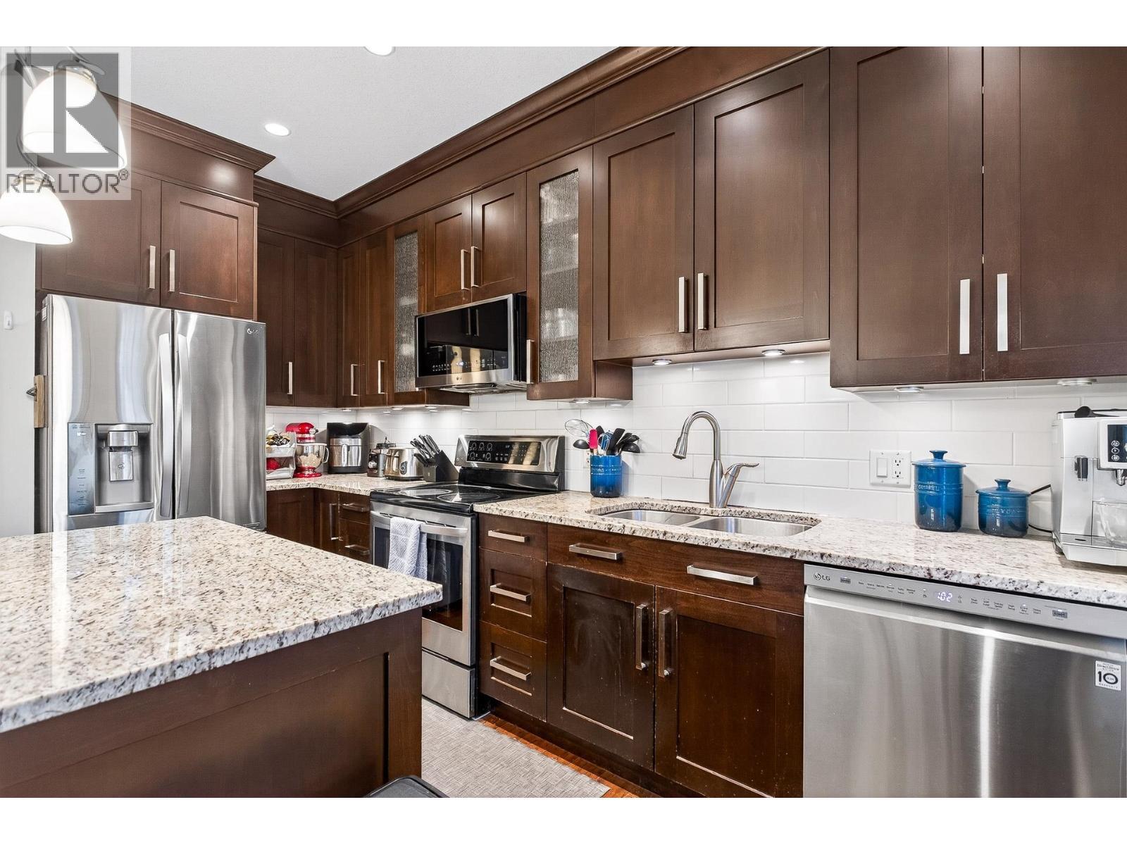 39 50 Panorama Place, Port Moody, BC - Indoor Photo Showing Kitchen With Double Sink With Upgraded Kitchen
