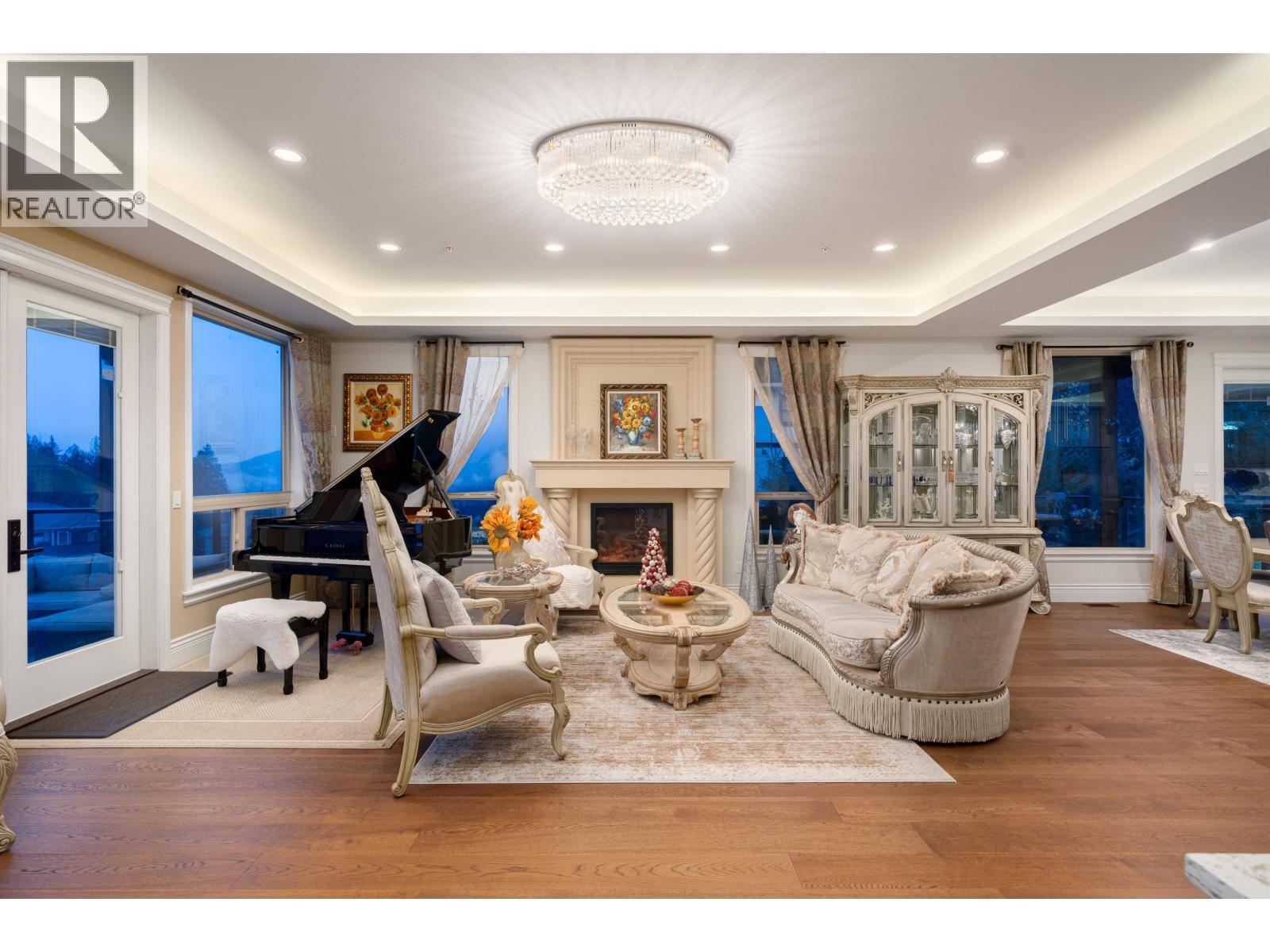 11000 Carmichael Street, Maple Ridge, BC - Indoor With Fireplace