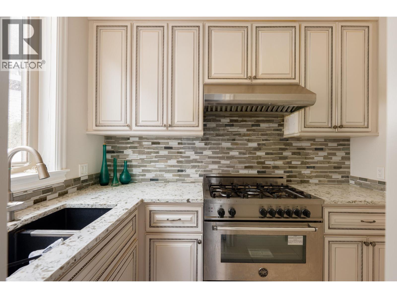 11000 Carmichael Street, Maple Ridge, BC - Indoor Photo Showing Kitchen With Upgraded Kitchen