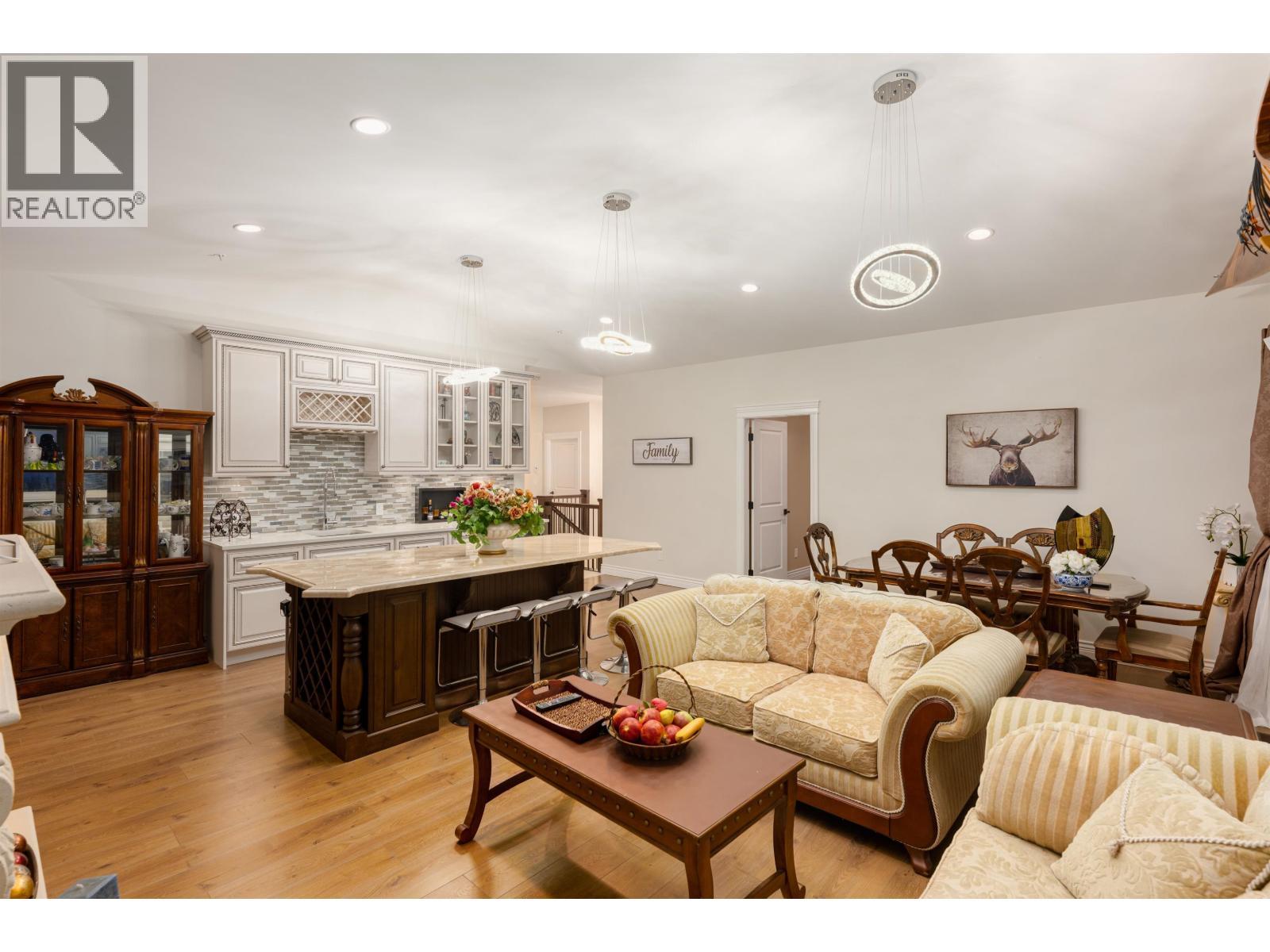 11000 Carmichael Street, Maple Ridge, BC - Indoor Photo Showing Living Room
