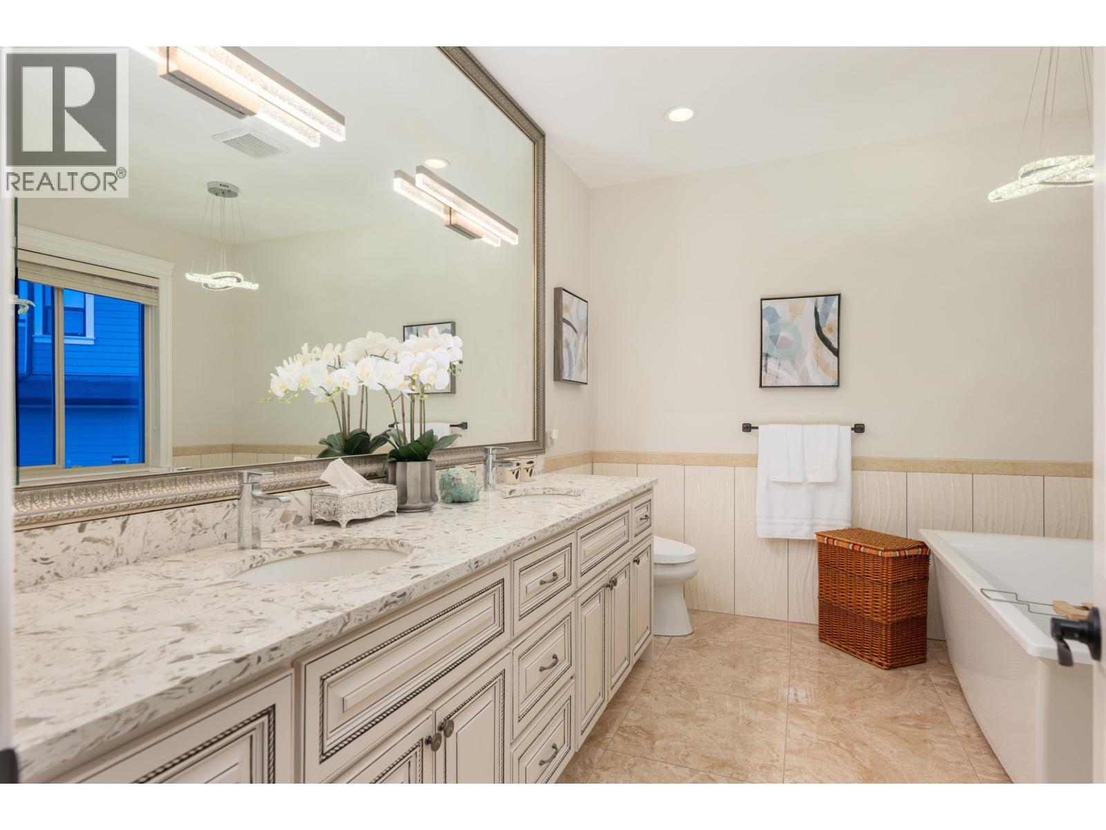 11000 Carmichael Street, Maple Ridge, BC - Indoor Photo Showing Bathroom