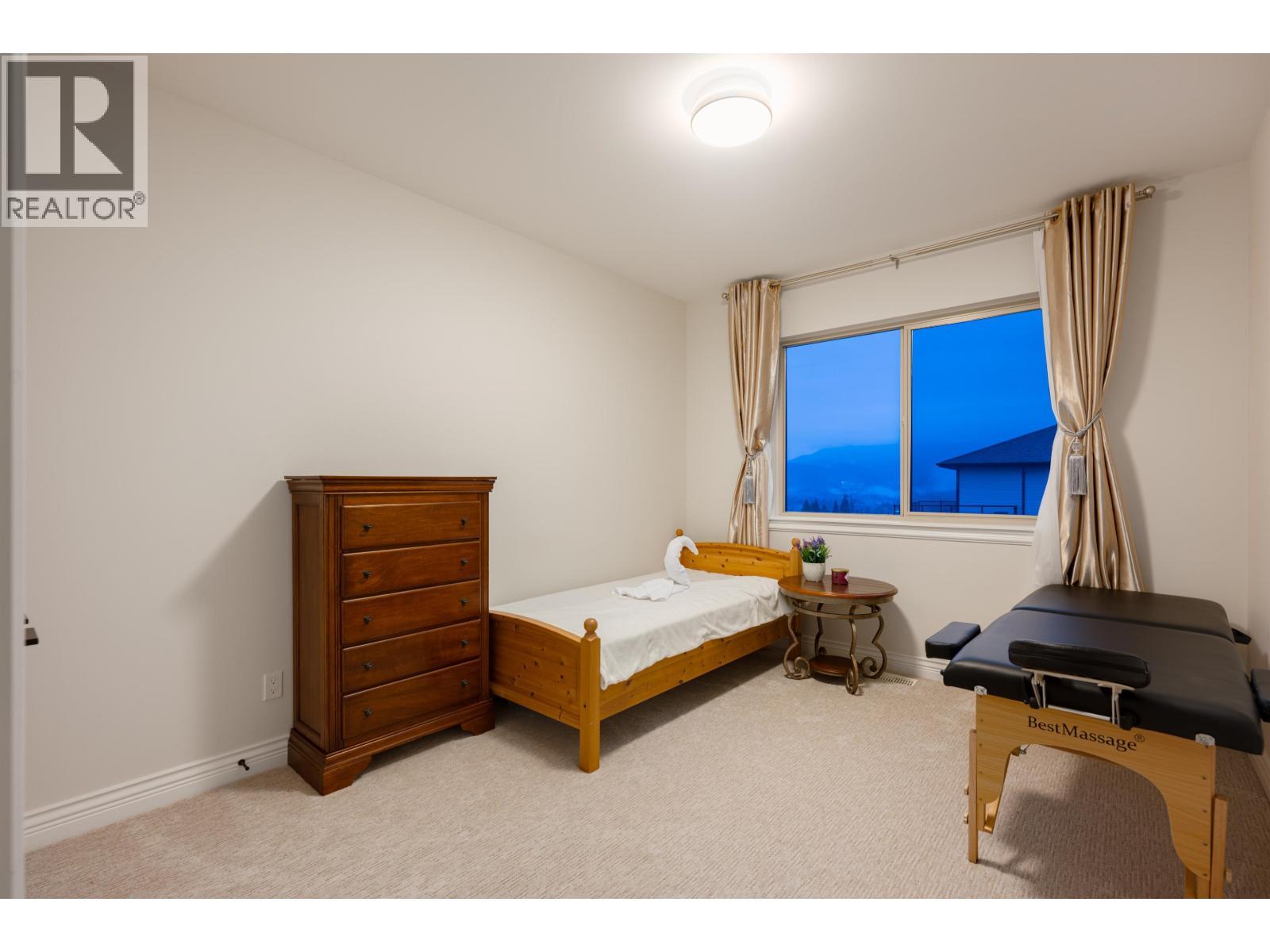11000 Carmichael Street, Maple Ridge, BC - Indoor Photo Showing Bedroom