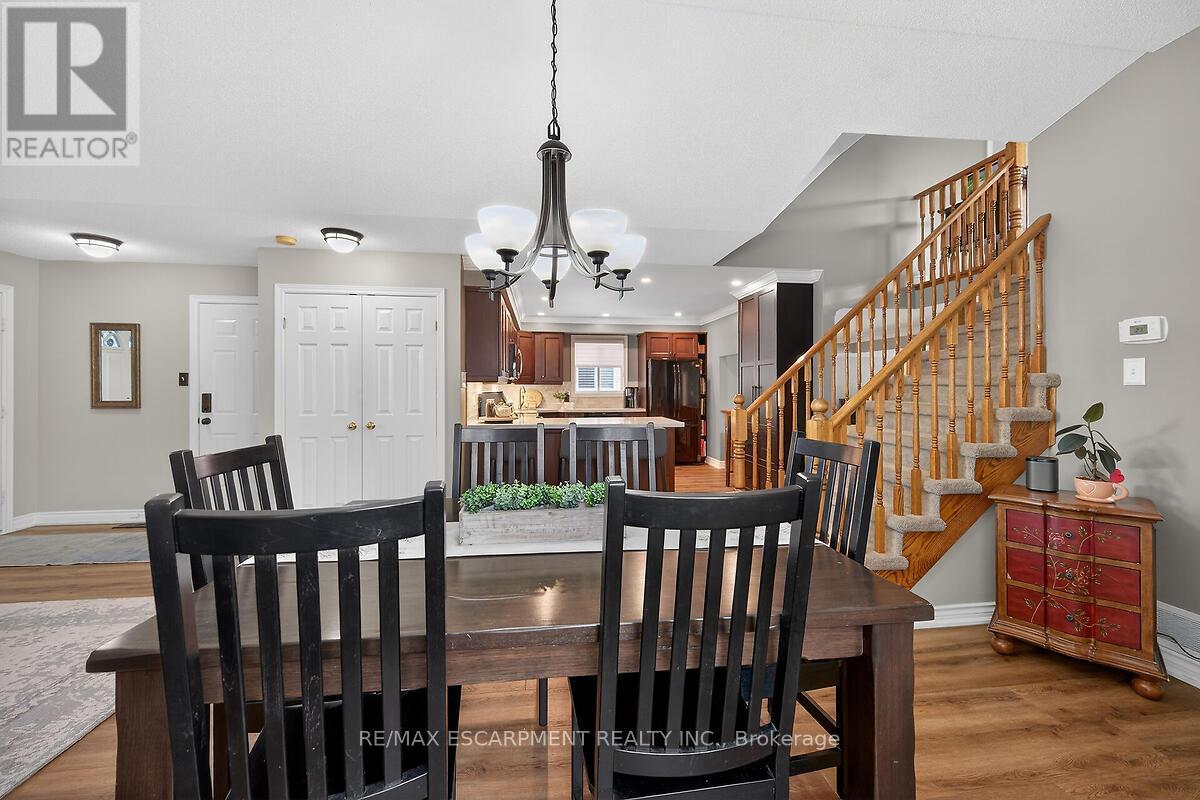 218 Portage Lane, Hamilton, ON - Indoor Photo Showing Dining Room