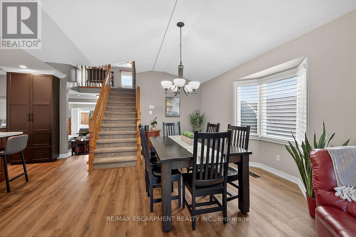 218 Portage Lane, Hamilton, ON - Indoor Photo Showing Dining Room
