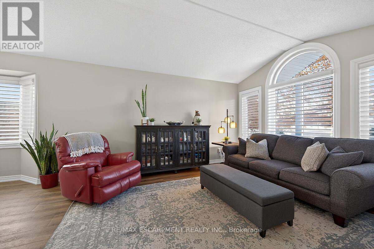 218 Portage Lane, Hamilton, ON - Indoor Photo Showing Living Room